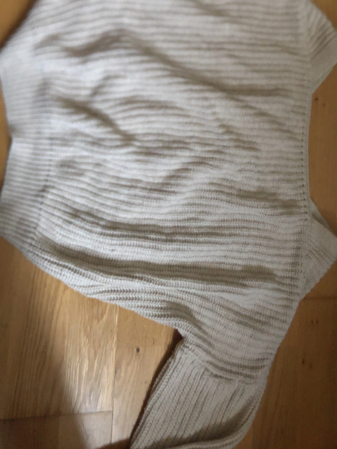 Beige ribbstickad kofta med knappar - 1