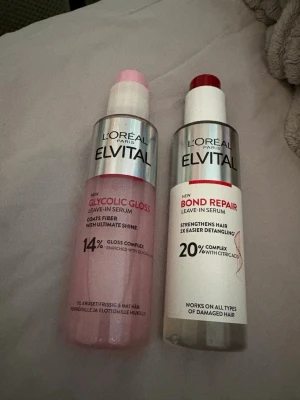 L'Oréal Elvital leave-in serum duo, helt oöppnade!! - Två leave-in serum från L'Oréal Elvital: Glycolic Gloss i rosa flaska för glans och Bond Repair i vit flaska för stärkande och utredande effekt. Båda passar för skadat hår och har smidiga pumpflaskor.