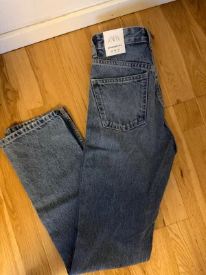 Blå raka jeans från Zara - Säljer ett par helt oanvända jeans från Zara i storlek 32. Aldrig använda ❣️