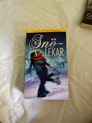 Snölekar - Fyra romantiska berättelser - En samlingsbok med fyra romantiska berättelser av Carole Mortimer, Penny Jordan, Barbara Daly och Bronwyn Jameson. Omslaget är blått med ett vintermotiv där ett par åker skridskor. Perfekt för dig som gillar kärlek och vinterkänsla.