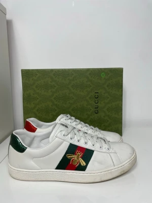 Gucci Ace Skor  - Säljer nu dessa Gucci Ace Skor som överlag är i fint skick, skriv för fler bilder/frågor🙌🏼