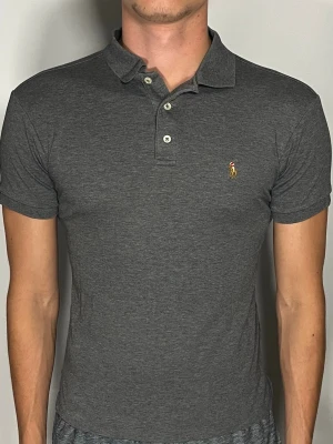 Ralph Lauren Pike  - Säljer en riktigt snygg och trendig Ralph lauren pike i fint skick, storlek S, vid frågor är det bara att skriva //Gramenti