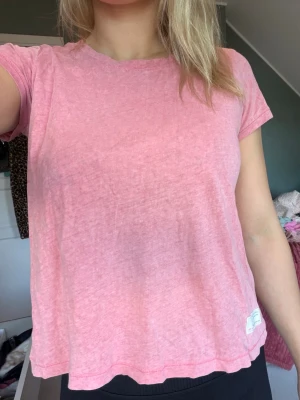 Odd Molly t-shirt - En snygg ljusrosa t-shirt med rund hals och korta ärmar från Odd Molly. Tillverkad i mjuk bomull som känns skön mot huden. Skriv vid minsta fundering😇💕