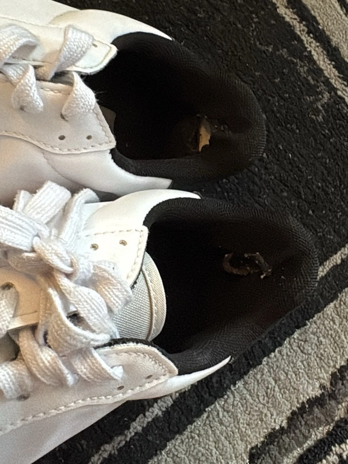 Vita sneakers med mockadetaljer - 1