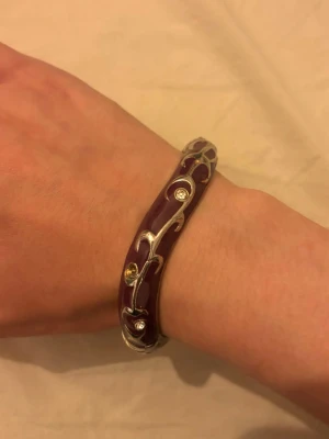 Lila armband med silverdetaljer - Vintage armband med silver och diamant detaljer , öppnas enkelt därav lätt att sätta på 💓