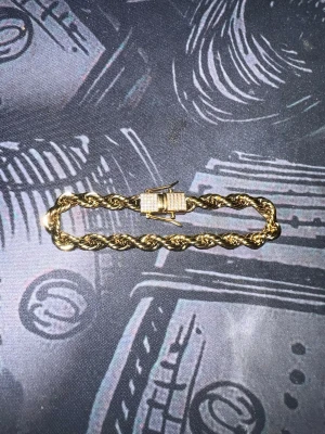 Cordell armband (kistlås)  - Helt nytt armband. Armbandet är 18cm långt och 6mm tjockt vilket ger en look som är mer åt lyxiga hållet. Den är guldplaterad, vid fler frågor eller foton på armbandet ställ gärna 