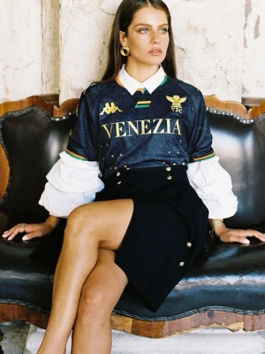 Venezia FC x Kappa Jersey – Black/Gold – Size L - En av de mest ikoniska fotbollströjorna från de senaste åren. Venezia FC:s svarta tröja med gulddetaljer har blivit ett självklart statement-plagg inom mode och streetwear, och syns ofta i editorials, modekampanjer och på influencers. Den passar lika bra till jeans, kostymbyxor eller kjol och ger en avslappnad men exklusiv look. En perfekt mix av italiensk design, fotbollskultur och modern fashion med en tidlös, lyxig känsla.