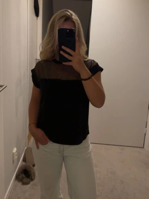 Svart mesh topp med kort ärm - Jag säljer denna coola T-shirt från Zara. Som är hel svart men genom skynlig upptill. Den är i mycket bra skick och är som sprillans ny😍😍