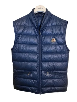 Moncler väst Gui - Skriv för fler bilder  Färg - Mörkblå  Märke - Moncler  Storlek - 3/M  Skick- Väldigt bra skick
