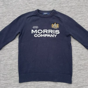 Stickad Morris tröja - Säljer denna riktigt feta Morris tröja i strl S. Skick 9/10🌟Hör gärna av er vid frågor🤝