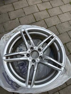  Silver mercedez-benz 18” aluminiumfälg - Mercedez-benz 18” silverfälg.