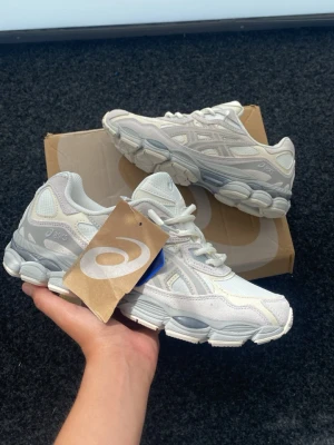 Asics Gel-Nyc - Säljer ett par ASICS GEL-NYC i färgen Cream/Cream. Skorna är helt nya, aldrig använda och kommer med tags. De är dessutom pre-laced, så de är redo att användas direkt.  📦 Fraktar inom 24 timmar 