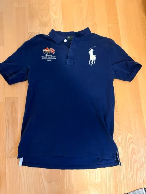 Ralph Lauren pike - Skit snygg ralph lauren pike. Äkta såklart. Skick 9/10. Skulle säga att den passar medium bäst.