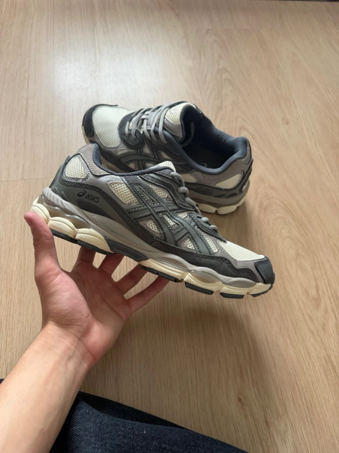 Gråvita Asics sneakers