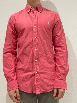 Röd skjorta från Polo Ralph Lauren - Ralph Lauren skjorta || Storlek S (slim fit) || Skjortan är i bra skick || Modellen på bilden är 170cm och väger 62kg || Tveka inte på att höra av dig vid frågor eller funderingar 