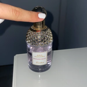 Agua allegoria granada salvia parfym - Koster ca 800kr nypris.75ml men den är använd så det är inte så mycket vätska i den💕💕