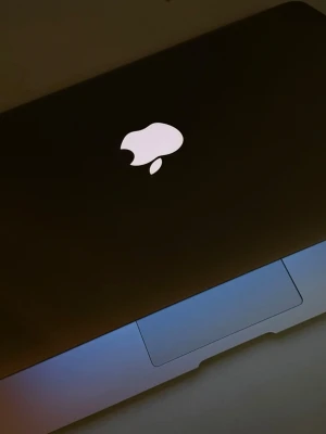 MacBook i aluminium från Apple - Säljer en stilren och tunn MacBook i silverfärgat aluminium med den klassiska Apple-loggan på locket. Perfekt för dig som vill ha en snygg och smidig laptop till plugget eller jobbet.