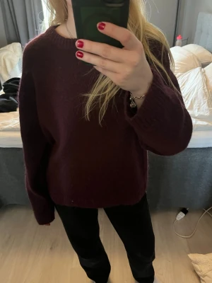 Vinröd stickad tröja - Super fin stickad tröja som är väldigt lite använd, sitter lite pösigt så den passar perfekt som mys tröja men passar även till annat💕