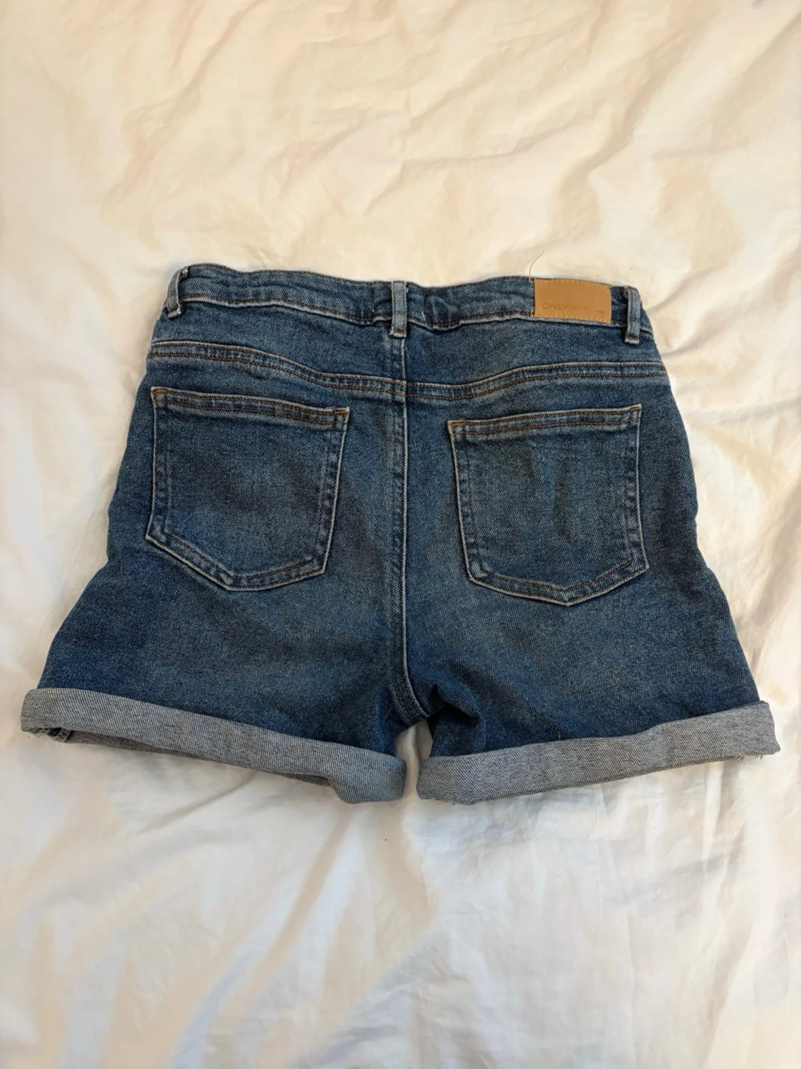 Blå jeansshorts med upprullad kant - 1