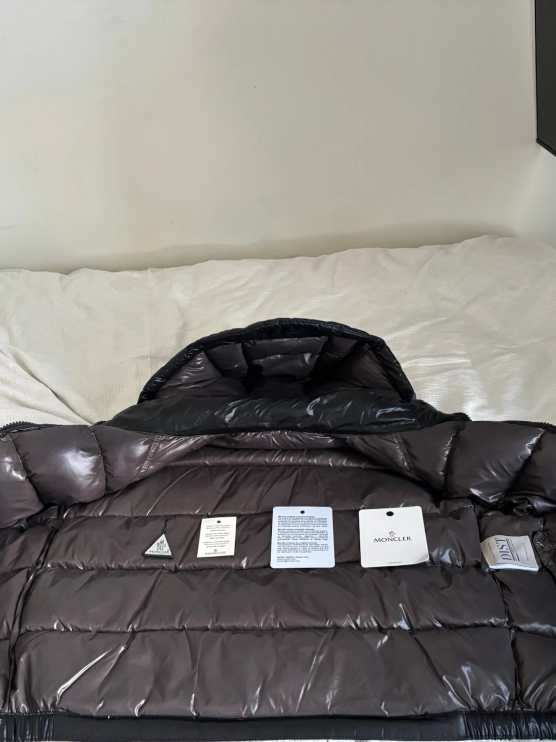 Svart dunväst från Moncler med huva - 2