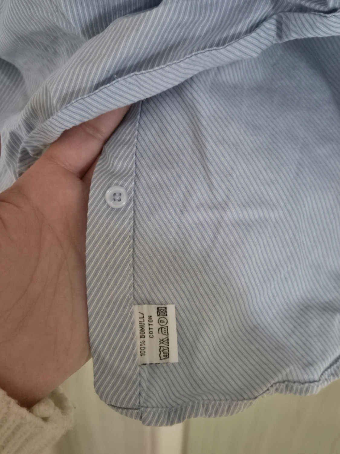 Ljusblå skjorta med diskret mönster - 3