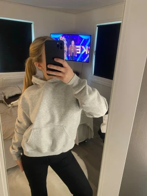 Ljusgrå basic hoodie med huva - En stilren ljusgrå hoodie med klassisk huva och stor magficka😊