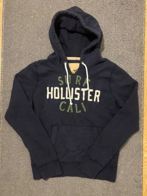 Vintage Hollister Hoodie - Vintage och sällsynt Mörkblå Hoodie från Hollister  | Storlek M | Går ner i pris vid snabbt köp! | Är 175, väger 68kg |Hör av vid ytterligare frågor!!!