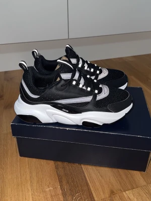 B22 svart - D1or box medföljer. Fraktar direkt 