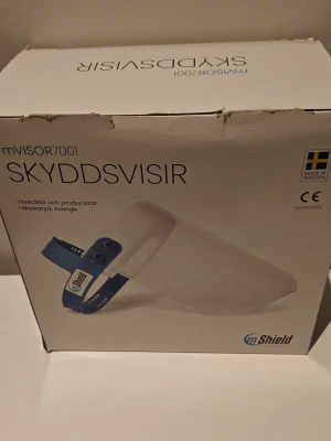 Skyddsvisir mVISOR7001 från mShield - Skyddsvisir mVISOR7001 från mShield med blått justerbart band och genomskinlig skärm. Utvecklat och producerat i Markaryd, Sverige. Visiret är CE-märkt och tillverkat i plast, perfekt för att skydda ansiktet mot stänk och droppar.