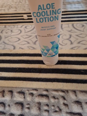 Forever Aloe Cooling Lotion 118 ml - Aloe Cooling Lotion från Forever är en vit tub med blått geometriskt mönster. Innehåller 118 ml och är framtagen för muskel- och ledstöd. Innehåller aloe vera, eukalyptus och mentol för en kylande effekt.