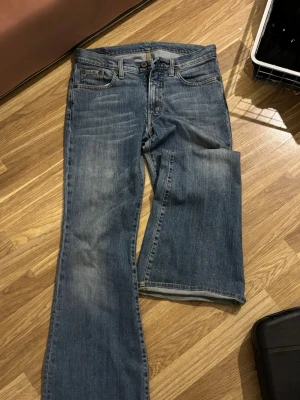 Replay blå bootcut jeans - Replay blå jeans med en tvättad look. Bootcut