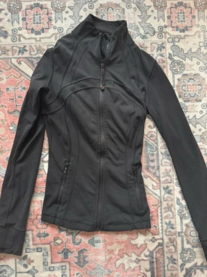 Lululemon kofta äkta - Jätte fin lululemon kofta i storlek 4. Köpte får något år sedan.Den är i mycket fint skick. Har kvitto på Mail om de skulle önskas.