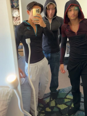 Onyx v5 hoodie gymshark blå - Riktigt fet blå v5 hoodie från gymshark🔥håller på att få den hem här 2 st också i XS💪🏽 skriv om ni har frågor, pris kan diskuteras vid snabb affär!