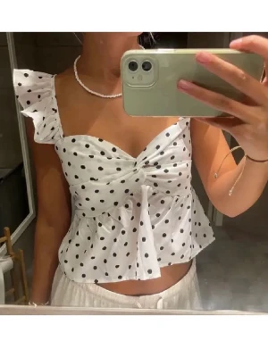 Prickig topp - Söt prickig topp i jättefint skick! Perfekt till sommaren💕💕