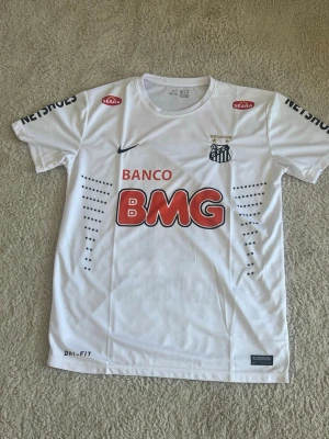 Neymar Tshirt - Snygg retro neymar fotbollstshirt ifrån Santos 2012. Skit snygg och perfekt för att sticka ut under sommarn