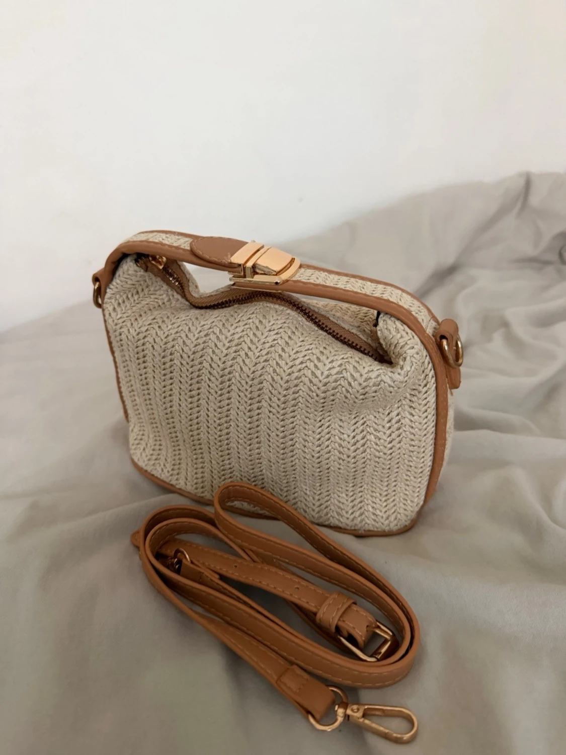 Beige stickad handväska med läderdetaljer - 2