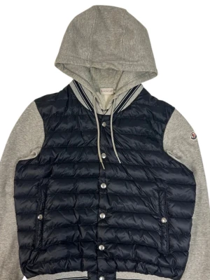 Moncler cardigan - Moncler cardigan för 1600kr som är äkta. 8/10 skick. Storlek M men passar xs och någon runt 160-170. Nypris cirka 9000kr