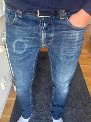 Nudie Grim Tim Authentic Deep  - Grymma inbodda Nudie-jeans! De har unika fades och fantastiskt mycket karaktär. 🧵 Märke & Modell: Nudie Jeans - Grim Tim. 📏 Storlek: W32 L36 (mer som en  L33 eller L34).Slim straight. 🧩 Material: 99% ekologisk bomull & 1% elastan. 📐 Mått: Midja 41 cm, innerbensöm 78, ytter 104. ✅ Skick: 7/10. Fickan lagad inuti av en skräddare. 💰 Nypris: Cirka 1600 SEK. 🧍‍♂️ Referens: Passar bra för ca 184-189 cm längd (dubbelkolla mått ovan & jämför!) ‼️ Skickas iväg snabbt inom 24 h‼️