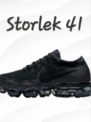 Nike Air Vapormax Flyknit svart - Nike Air VaporMax Flyknit – helsvarta sneakers i väldigt fint skick. Nästan oanvända och fortfarande mycket fräscha.  Stilren modell med Flyknit-ovandel som gör skorna lätta, flexibla och bekväma. Den ikoniska VaporMax-sulan med synlig luftdämpning ger både bra komfort och en clean, sportig look.  Passar perfekt till vardag och streetwear.