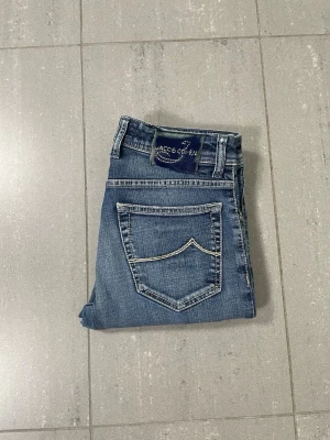Jacob Cohën Jeans - Säljer nu dessa Jacob Cohën Jeans med snygg slitning i populär design o moddel 622 comfort, mått: 37 cm midja o 110 cm längd.  skriv för fler bilder/frågor🙌🏼