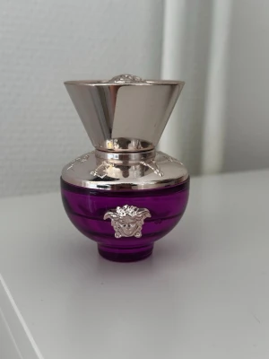 Versace Dylan Purple parfym  - Versace Dylan Purple parfym 30ml. Halva kvar. Blommig, fruktig, citrus. 