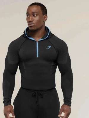 Gymshark Onyx V5 Hoodie - Gymshark Onyx V5 Hoodie. Snygg svart hoodie från Gymshark med åtsittande passform, blå dragkedja och logga på bröstet. Tröjan har huva, långa ärmar och är tillverkad i ett stretchigt funktionsmaterial som passar perfekt till träning. Aldrig använd, inte ens öppnad. 