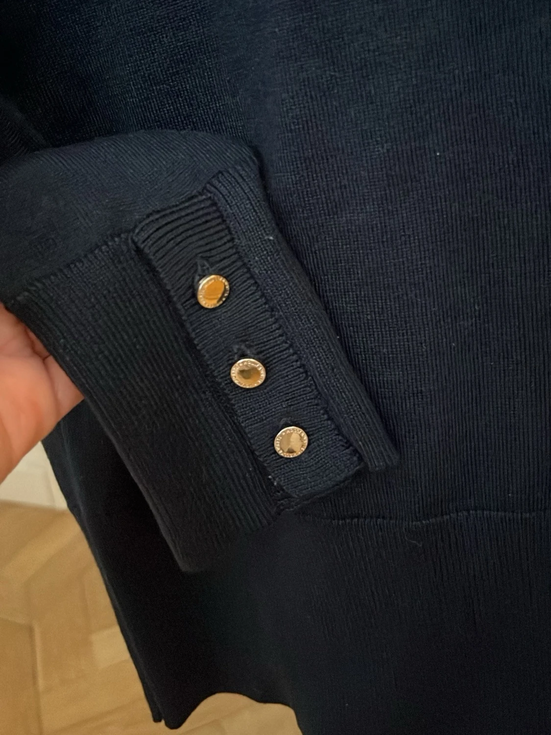 Mörkblå stickad tröja med gulddetaljer - 1