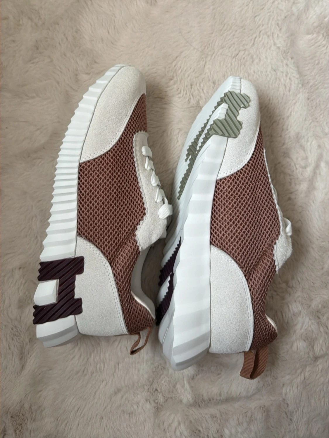 Bruna och vita sneakers  - 2