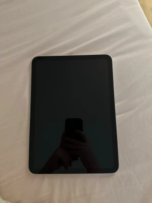 Apple iPad 11" (2025) 128GB Silver - Kvittot finns i bilden där när iPad köptes. Har inte ens gått ett år och den är i mycket perfekt skick och allting fungerar som det ska finns ingeting fel med den!