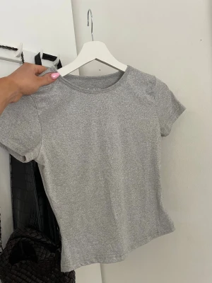 Tajt t-shirt - En helt oanvänd tajt t-shirt i storlek xs, så snygg!!