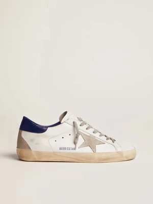 Golden Goose navy vita sneakers med stjärna - Golden Goose sneakers i vitt läder med grå mockadetaljer och den ikoniska stjärnan på sidan. Skick 9/10. Storlek 43. Pris går att diskutera 
