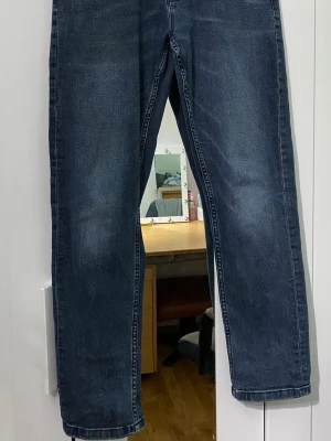 Mörkblå raka jeans - Har inte fläckar eller skador. Den är för 13 åringar som ni ser det står på bilden. Och har räknat måttet: midjan är 37cm och längden är 94,5cm. Jag gissar att storleken blir S