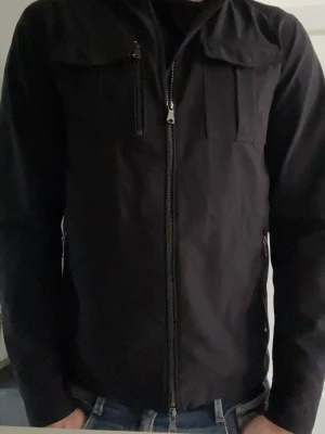 Oscar Jacobson Fieldjacket - Säljer en mycket fin Oscar Jacobson Field jacket. Nyskick-9/10. Säljs inte längre och är perfekt nu till våren! Nypris runt 4000kr, pris kan diskuteras🙌🏻