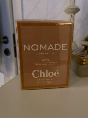 Chloé Nomade Jasmin Naturel EdP 30ml - Nomade Jasmin Naturel Eau de Parfum från Chloé i en elegant beige och guld kartong. Doften har naturligt ursprung och kommer i en 30 ml förpackning. Perfekt för dig som gillar blommiga och fräscha parfymer med jasmin.